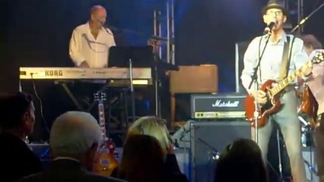 Ryan Roxie sings Lennon's "Cold Turkey"