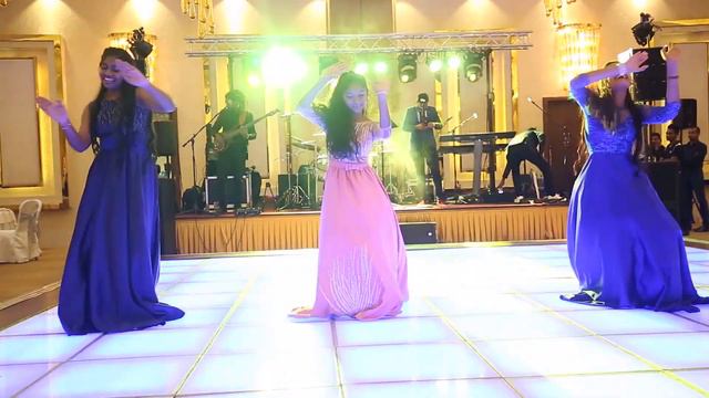 MANDA PAMA | මන්ද පමා | Surprise Wedding Dance - Uvini