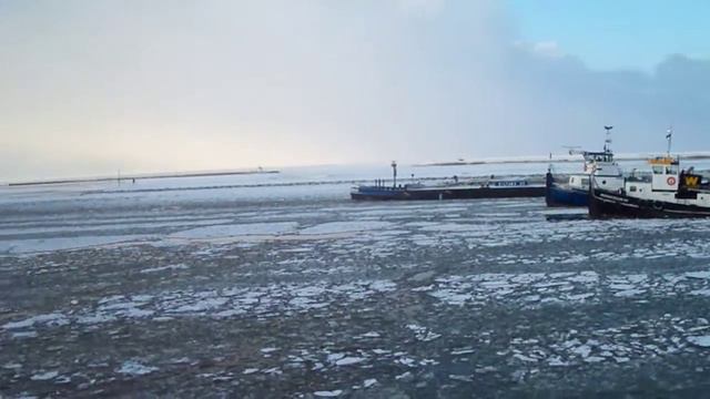 Piz Albana in convoi door het ijs over het IJsselmeer