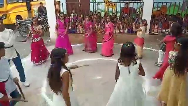 Ya mere school ma garba compitison ka ha please like karna mat boluna