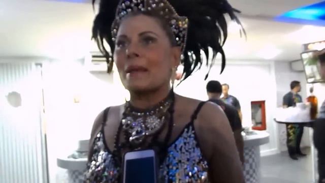 Vera Fischer chapadona dando entrevista carnaval 2014.