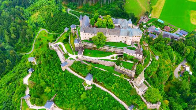 Откройте для себя Хохостервиц (нем. Burg Hochosterwitz) — средневековый замок в Каринтии, Австрия 4К