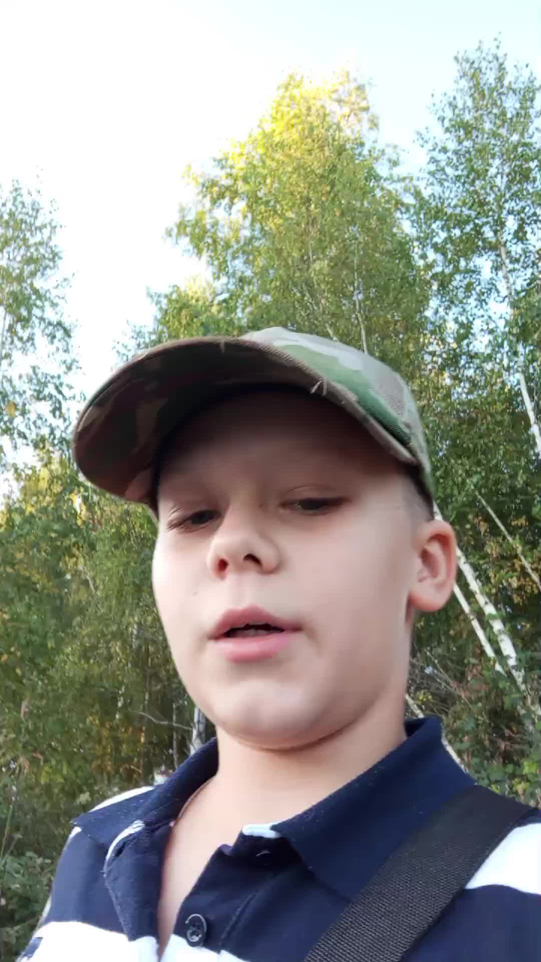 пытаюсь поймать рыбу на блесну
