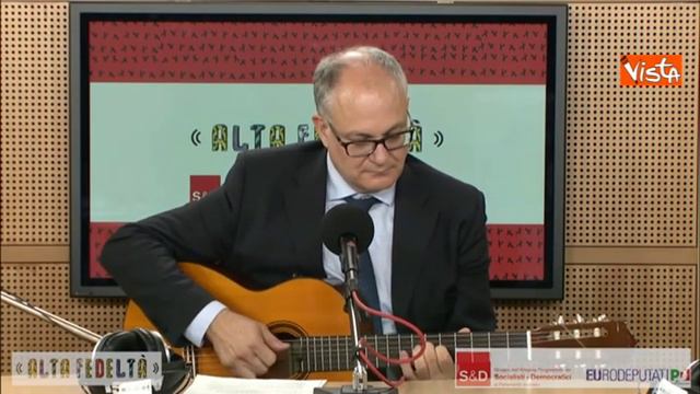 Il nuovo ministro dell'Economia Gualtieri canta Bella Ciao alla chitarra