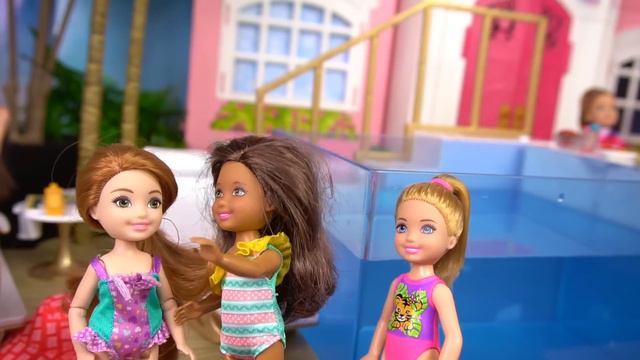 Mis Muñecas tienen una Fiesta en la Piscina de Barbie