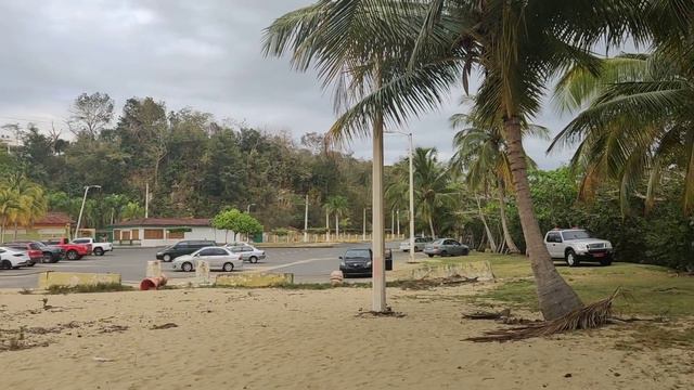 Caminando por el Balneario Pico De Piedra en Aguada, P.R.