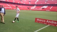 Andreolli posa y toca el balón en el césped del Ramón Sánchez Pizjuán