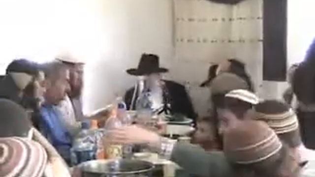 Rabbi Itzchak Ginsburgh canta Lejatjila Ariber (nigún del Rebe Rashab)
