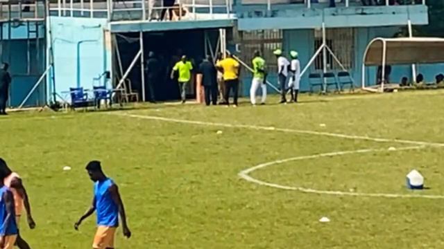 Warmups Bechem Utd vs Hearts