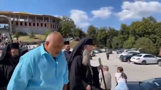 С камбанен звън посрещнаха Бойко Борисов и митрополит Николай на Кръстова гора