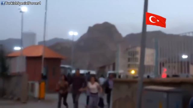Polis Özel Harekat - Slogan atan çakallara Müdahale ediyor. Hakkari