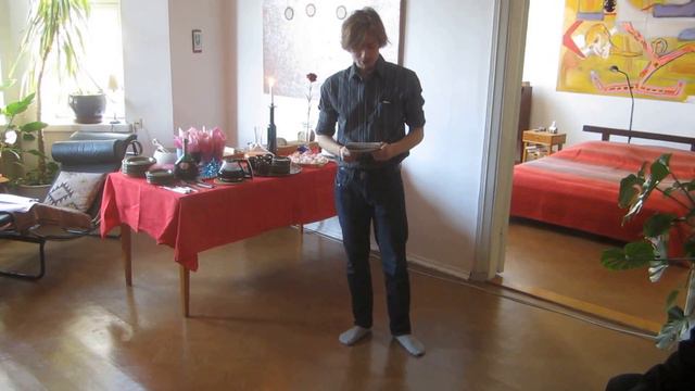 Miki Korhonen lausuu runoja Katajanokalla