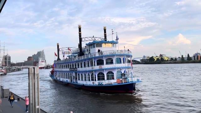 Hamburg Hafen Schiff legt an.