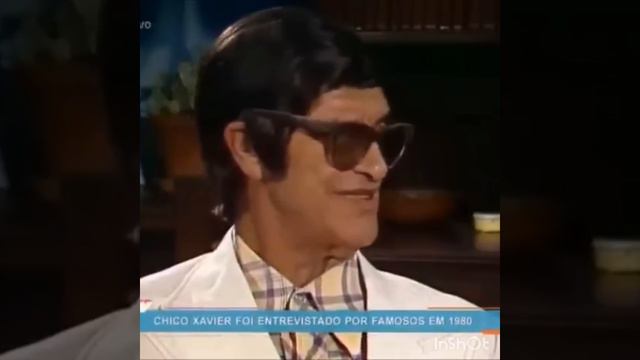 Glória Menezes entrevista Chico Xavier e se emociona...