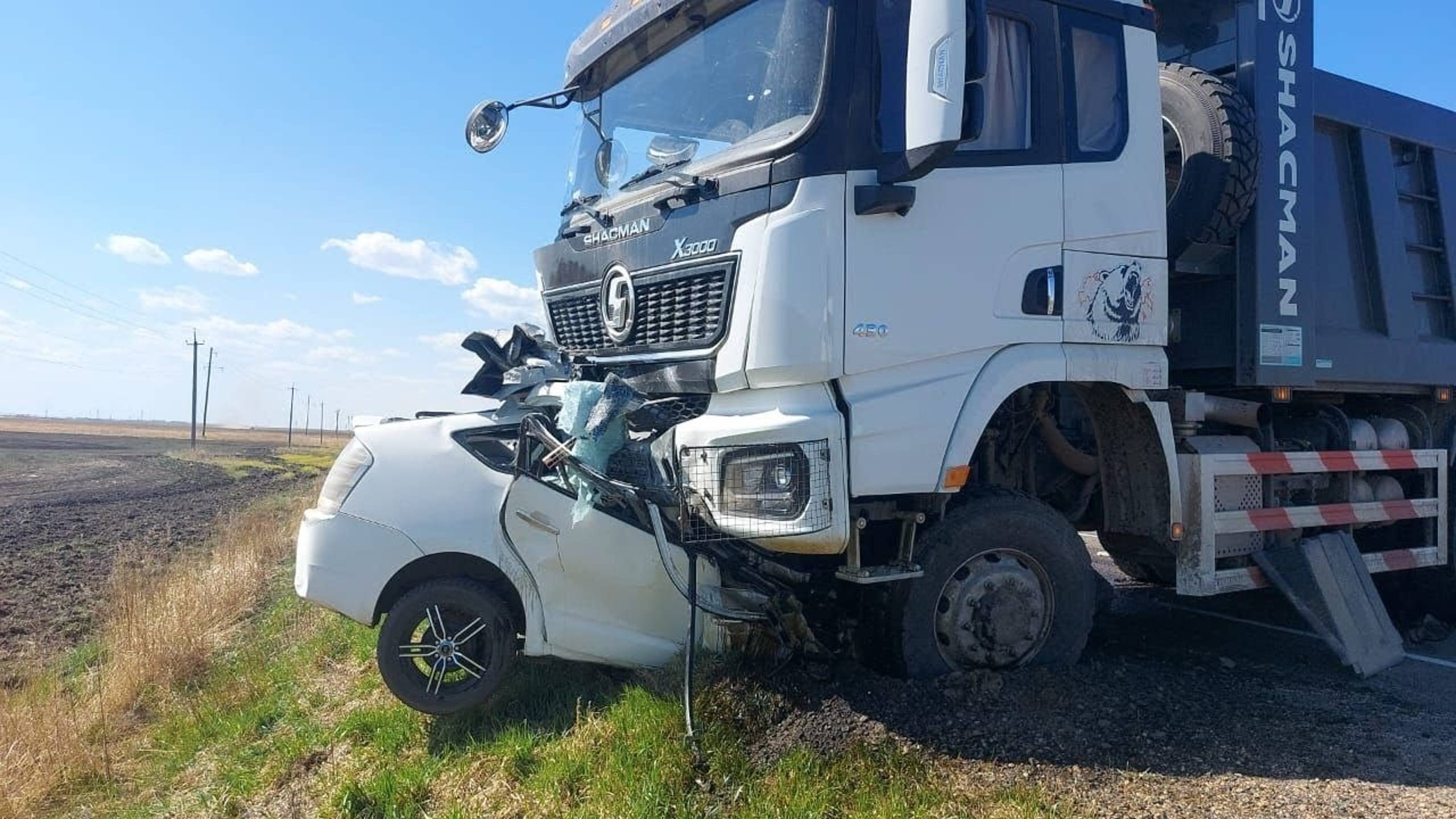 «Мозги валялись на дороге».  Приус  оказался под самосвалом в ДТП в Амурской области.