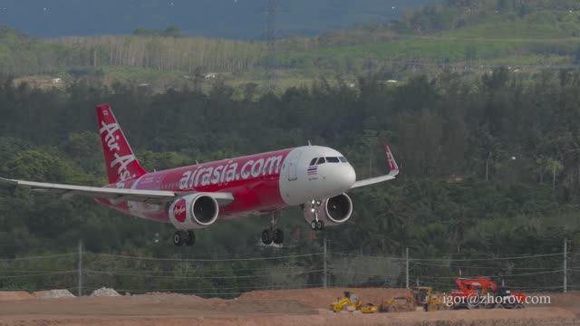 Эйрбас А320 тайского лоукостера Thai AirAsia приземляется в аэропорту Пхукета.