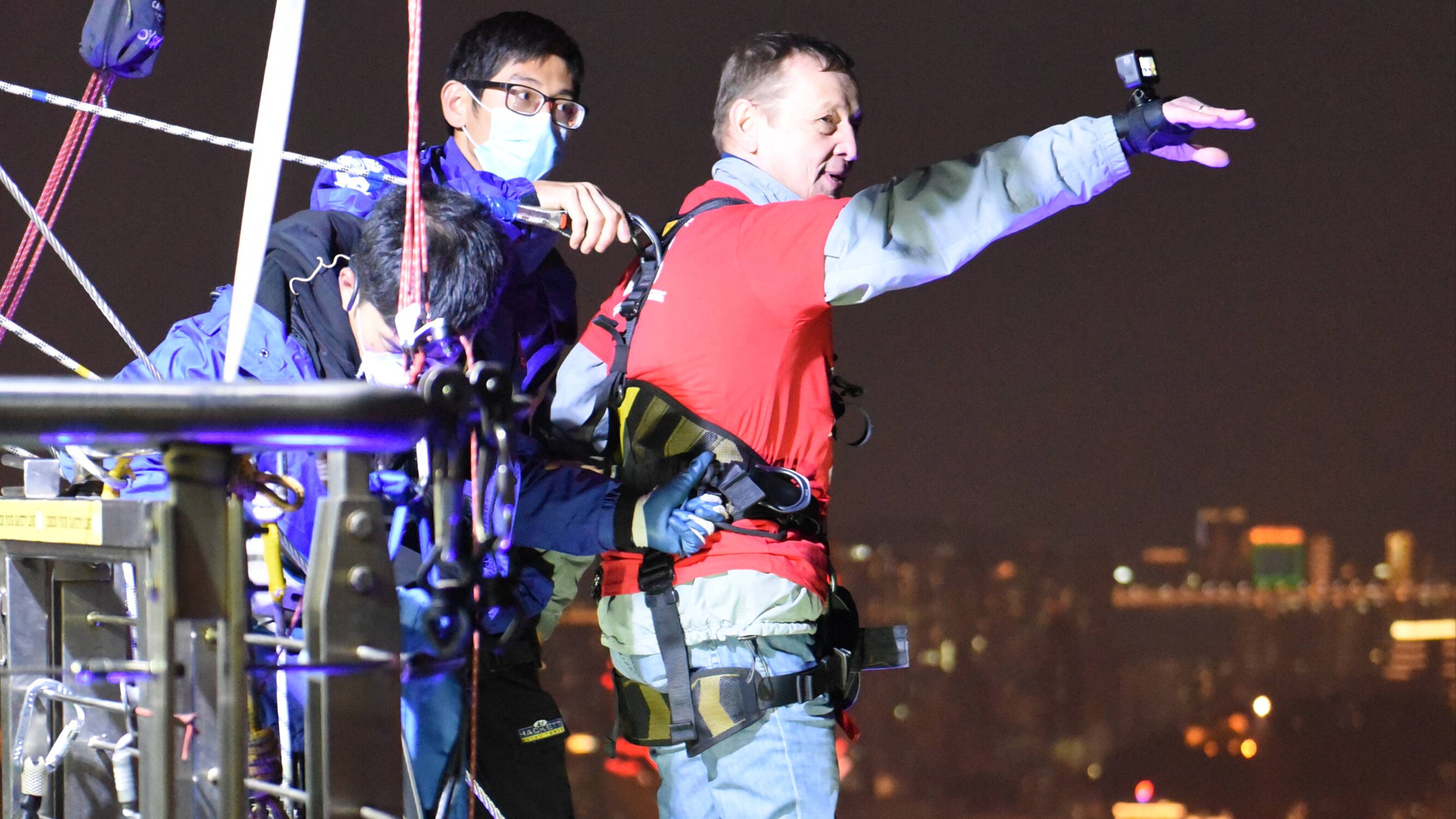 Ночной прыжок с Макао Тауэр.
The night jump from Macau Tower.Bungee jumping.