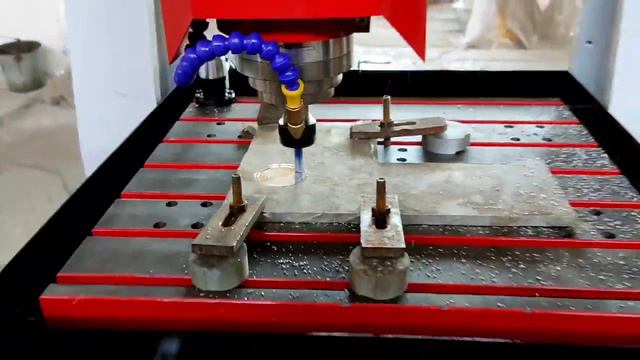 Станок ЧПУ по металлу CNC-4040 фрезерует алюминий