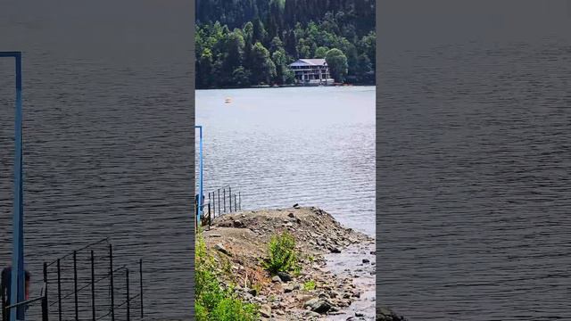 Абхазия, у бывшей дачи Сталина на озере Рица.  Abkhazia, at Stalin's dacha on Lake Ritsa. #абхазия