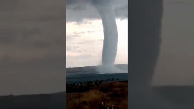 Мощный водяной смерч у побережья Турции