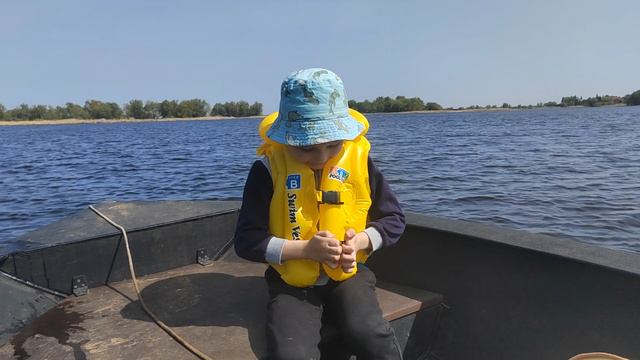 Захарик. 6 лет. Первый раз на воде.