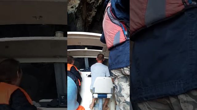 Владивосток.Пляж с чёрным песком и скала Дракон словно декорация к фильму!Все это далекий мыс Гамова