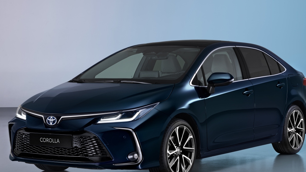 Разве можно сравнивать: новая Toyota Corolla 2024 продается в РФ дешевле Lada Vesta