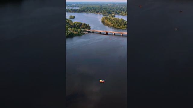 Прикольная штука для отдыха на воде — барбекю-лодка, на которой можно жарить  прямо на углях.