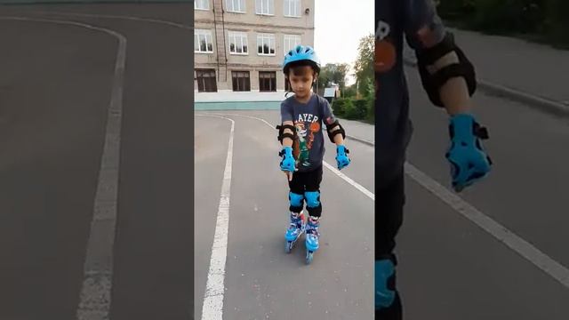 Захар осваивает ролики...