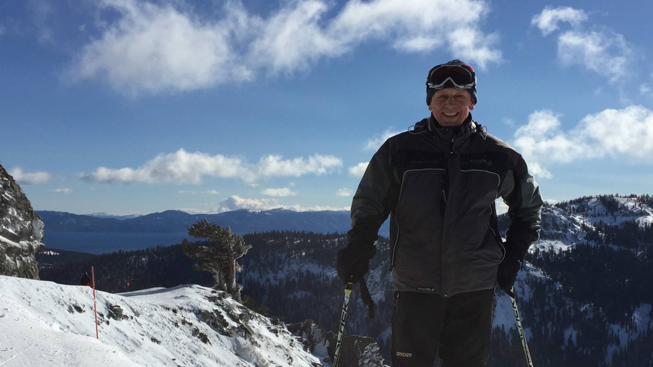 Катание на горных лыжах в Скво Вэлли (Palisades Tahoe), Калифорния, США в декабре 2015 года