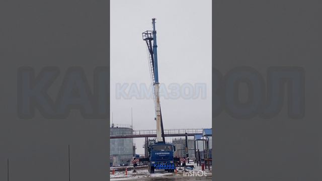 Роняют мачту. Демонтаж осветительной мачты.