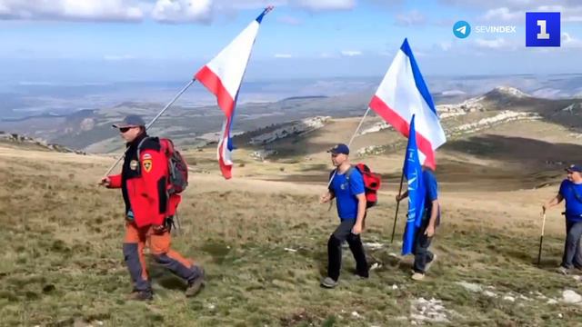 Флаги Крыма и России водрузили на вершину горы Эклизи-Бурун