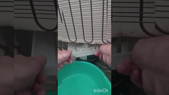 Снятие поддона холодильника.