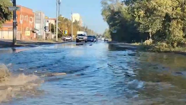 В Волгодонске затопило улицу Дружбы. Фекалиями.