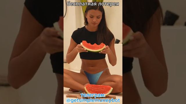 Девушка кушает арбуз