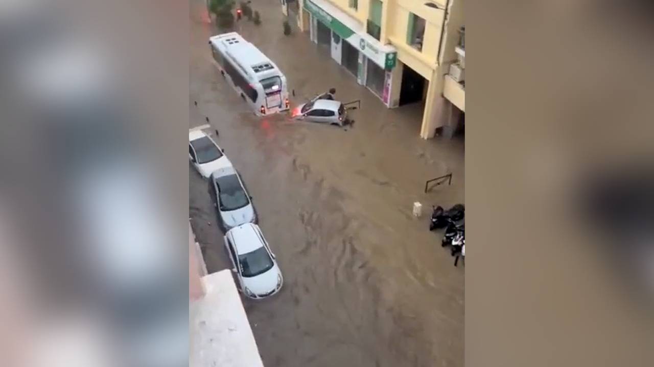 Потоп в Каннах. Потоки воды сметали стоявшие на парковках автомобили