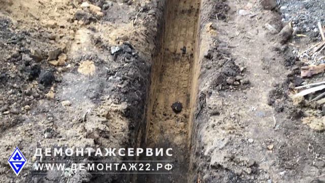 Аккуратно копаем траншеи маленьким экскаватором