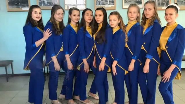 Образцовый вокальный ансамбль "Улыбка" исполняет музыка и слова А. Ермолова "Страна детства"