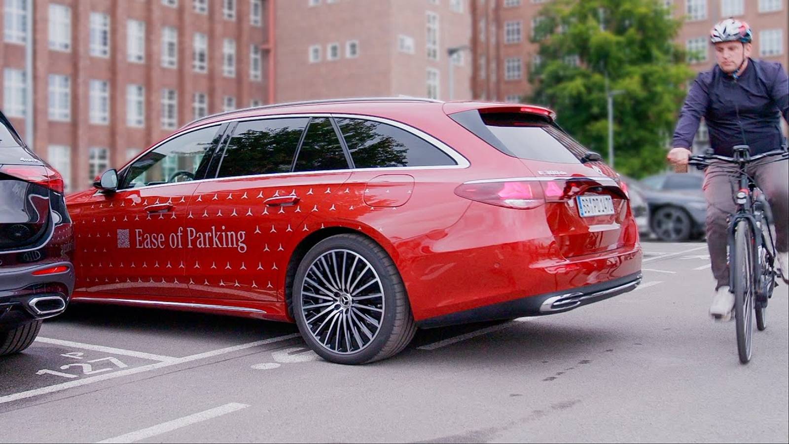 Демонстрация системы помощи при парковке Mercedes E-Класса