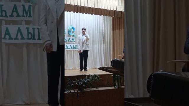 Тумыштан күрмәүче Дима Пиговаев Зиннур Тимергалиевның "Алма кебек кызарма" җырын башкара