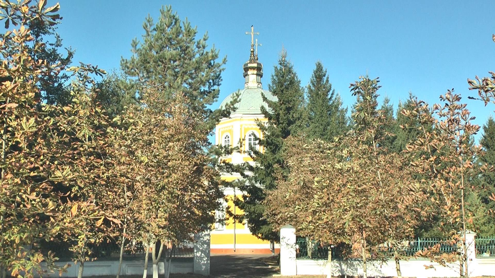 В городе Новозыбкове отметил престольный праздник храм Архистратига Божия Михаила - смотреть видео о