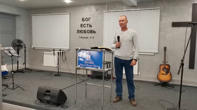 Проповедует пастор церкви Евгений Родин.