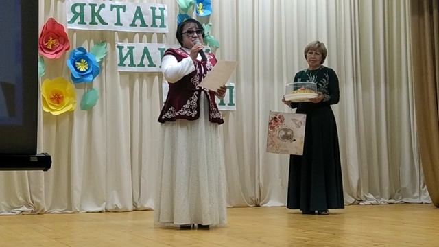 Язучы-прозаик, шагыйрь Зиннур Тимергалиевның сеңлесе Гөлнур Сафина үзе язган шигырьне укый
