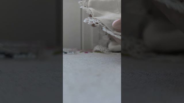 Готовую кайму прикалываю булавками, затем прихвачу ниткой, а потом уже пришью