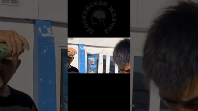Женщина разнесла мигрантов которые домогались к несовершеннолетним девушкам