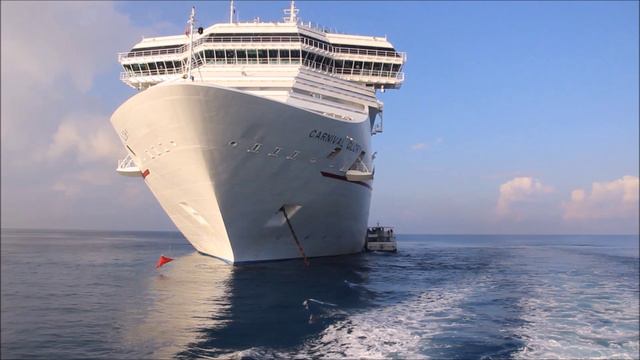 Круизный лайнер Carnival Glory на рейде острова Гран Кайман. Полным ходом идём на высадку!