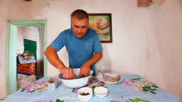 Жена отдыхает. Солю донскую селедку, ливером вниз. Рассол нам не понадобится