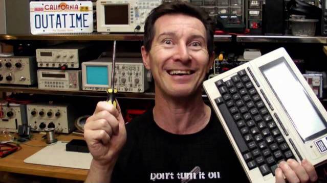 EEVblog #116 - Retro Teardown - Tandy Radio Shack TRS-80 Model 100