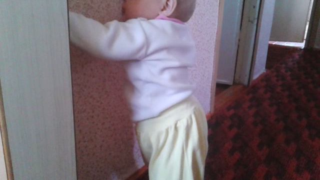 Маша учится ходить