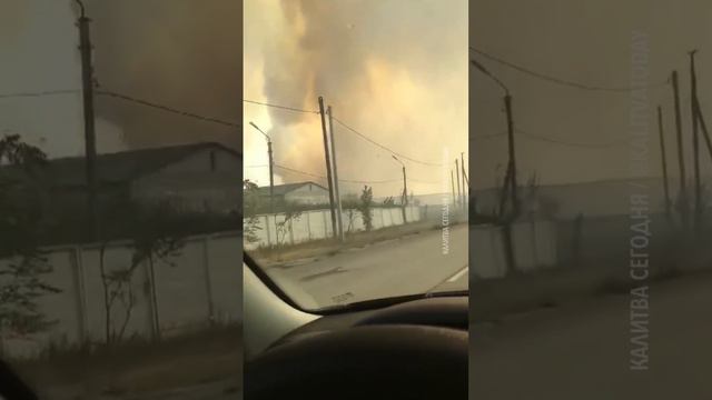 В посёлке Шолоховском бушуют два пожара.